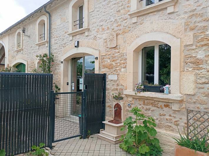 Gîte pour 12 personnes, avec jardin ainsi que terrasse et piscine