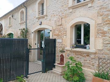 Gîte pour 12 personnes, avec terrasse ainsi que piscine et jardin à Brizambourg
