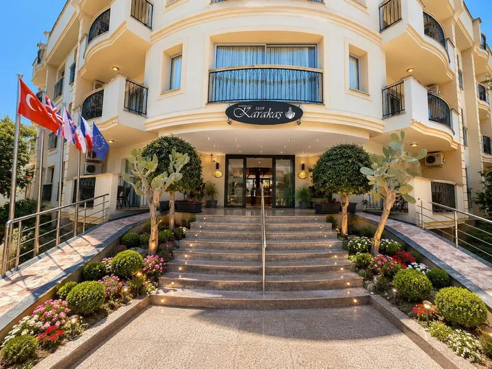 Hotel para 4 personas, con vistas además de jardín y piscina - 1