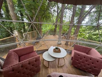 Tente pour 2 personnes, avec terrasse ainsi que jacuzzi et jardin dans l' Eure