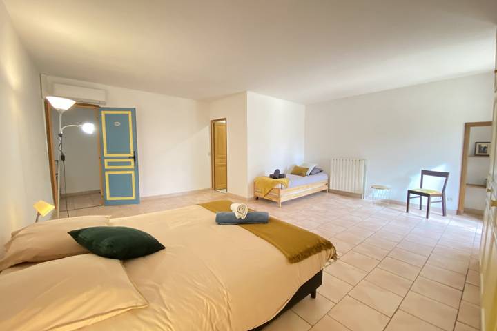 84B7 - Logement dans Mas de charme du Xviiième siècle in Althen-des-Paluds, Vaucluse