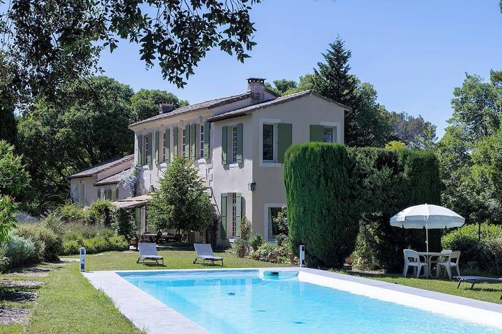 Location de vacances pour 12 personnes, avec Terrasse et Jardin à Saint-Étienne-du-Grès