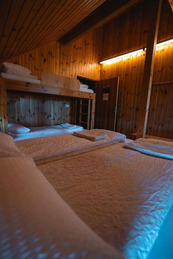 Chalet pour 2 personnes, avec jardin et terrasse ainsi que jacuzzi et piscine en Islande - 3
