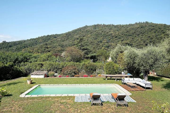 Chambre d’hôtes le125b, camera del pozzo tra mare e montagna in Auribeau-sur-Siagne, Costa mediterranea (Francia)