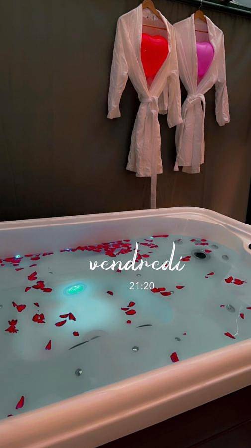 Gîte pour 2 personnes, avec Jacuzzi et Terrasse à Bouafle