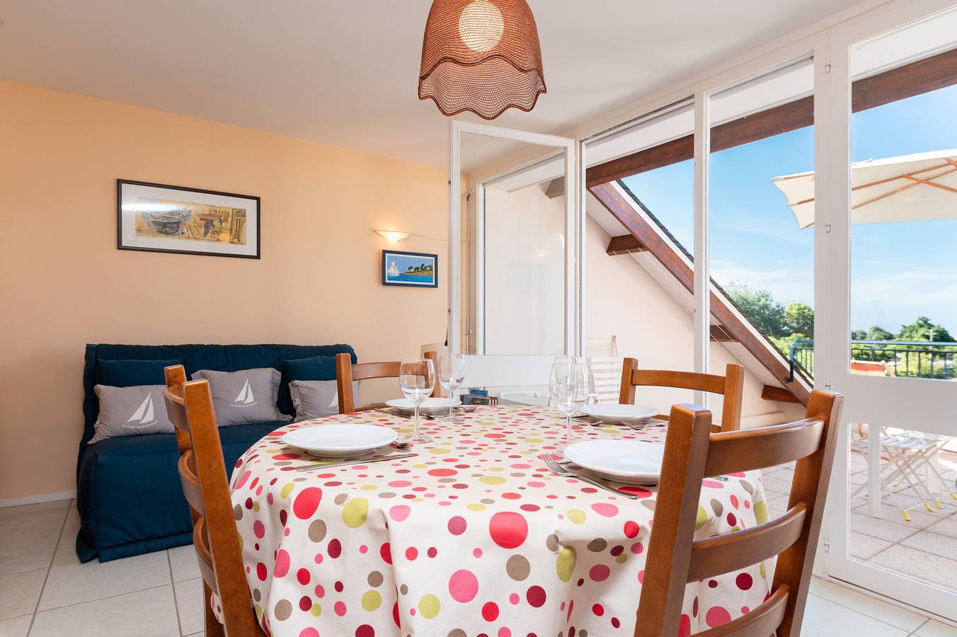 Apartamento entero, Apartamento 'Arzon' con terraza privada, jardín compartido y balcón in Kerjouanno, Arzon