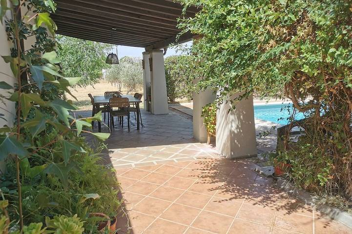 Heerlijke villa, privé zwembad, 20 minuten Sevilla, 10 minuten luchthaven, semi-landelijk in Carmona, Sevilla Provincie
