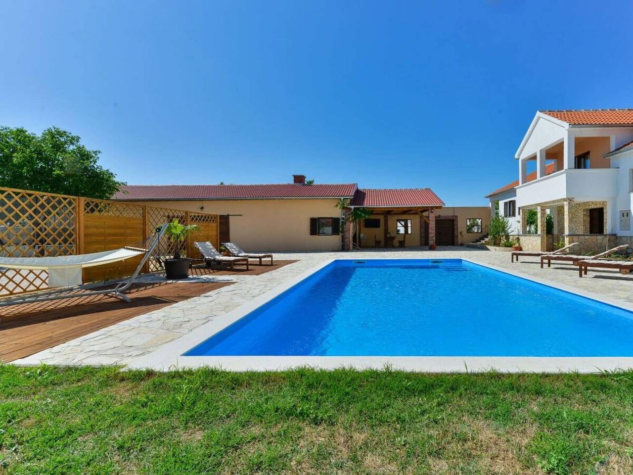 Villa in Zadar mit Schwimmbecken in Benkovac, Grad Benkovac