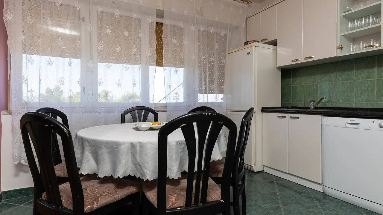 Cijeli apartman za odmor, Ferienwohnung für 11 Personen (121 m²) in Sumpetar in Jesenice, Omiška rivijera