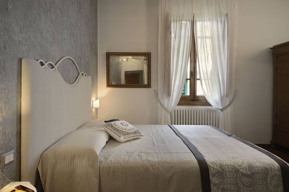 Superior Settimo Cielo with A/C and Private Bathroom in Villa le Facezie B&B in Terranuova Bracciolini, Valdarno