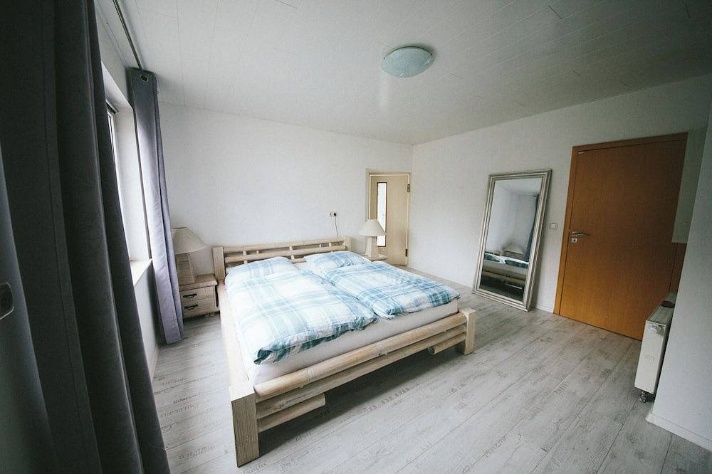 Ganze Wohnung, Huge Deluxe Apartment, 140sqm, Whirlpool, Shower, Netflix, Prime, Wifi, Balkony in Rudolstadt, Saaleland