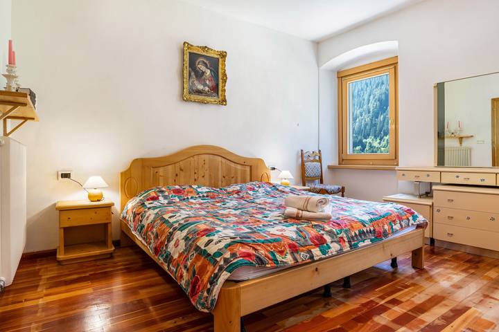 Appartamento intero, Appartamento 'Casa Ai Laresi 1' con vista sulle montagne, giardino privato e Wi-Fi in Calledizzo, Peio