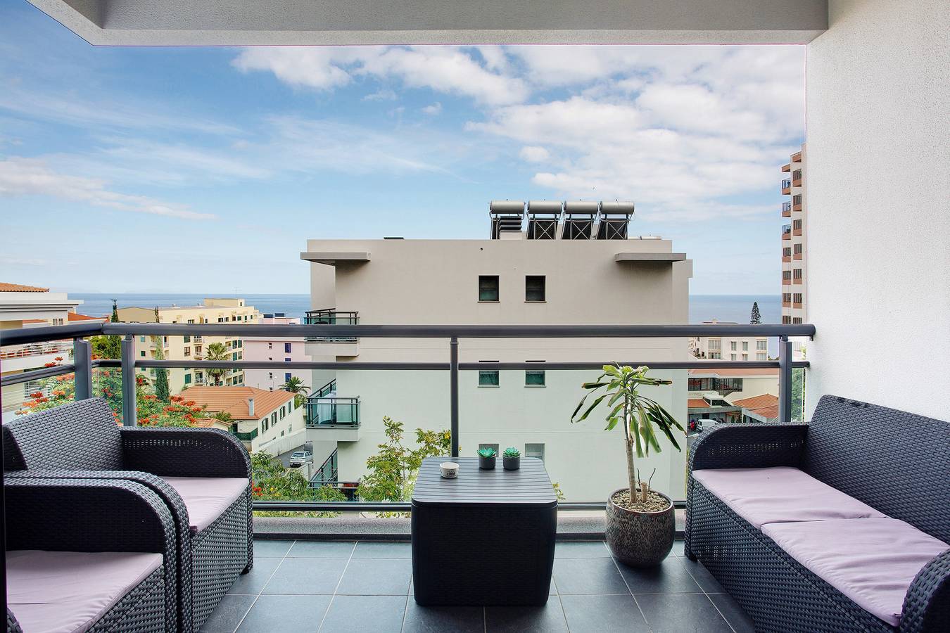 Entire apartment, Apartment 'Zino Lll - Sea View' with Sea View, Balcony and Wi-Fi in São Martinho, Madeira