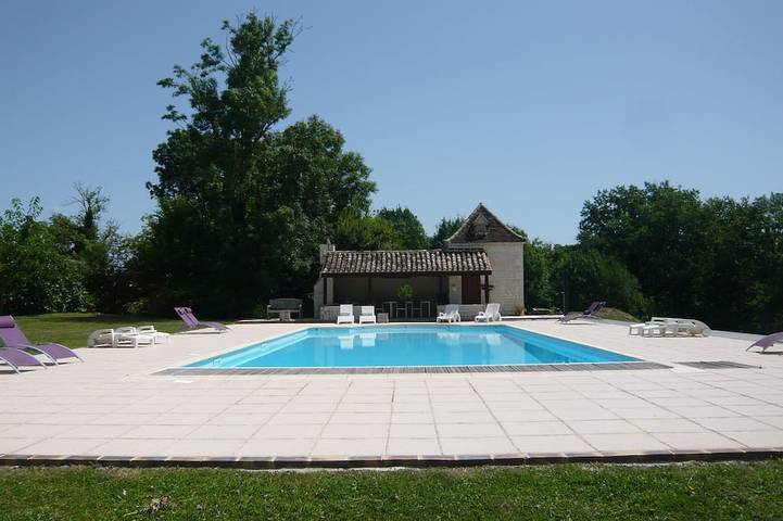 Gîte pour 2 personnes, avec terrasse ainsi que jardin et jacuzzi