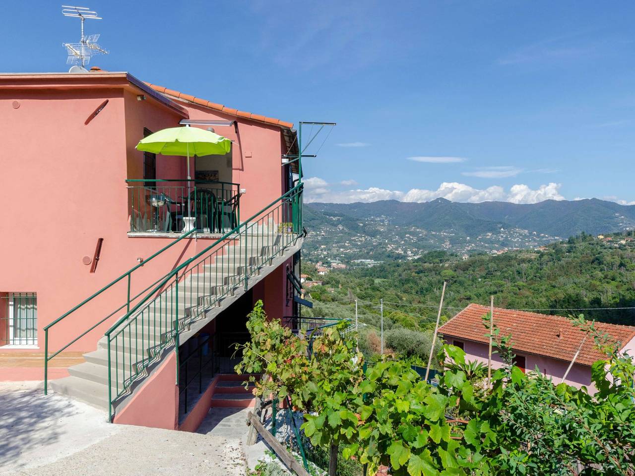Entire apartment, Wohnung im zweiten Stock mit Parkplatz und Garten in San Massimo (Rapallo), Rapallo