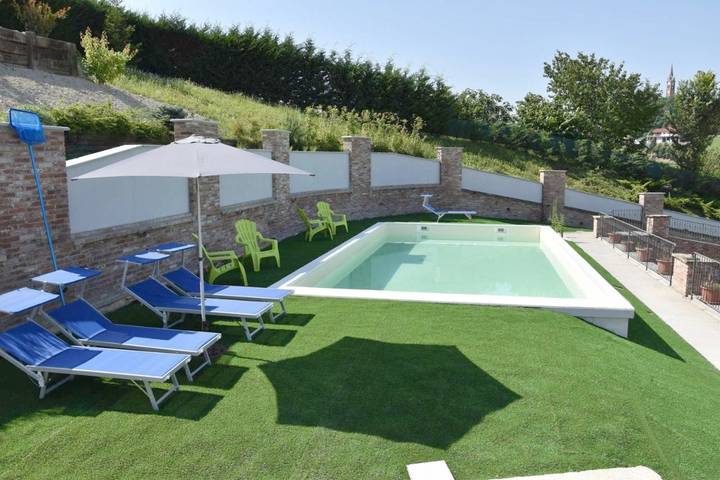 Chambre d’hôte pour 2 personnes, avec Terrasse et Jardin ainsi que Piscine et Vue à Castellinaldo