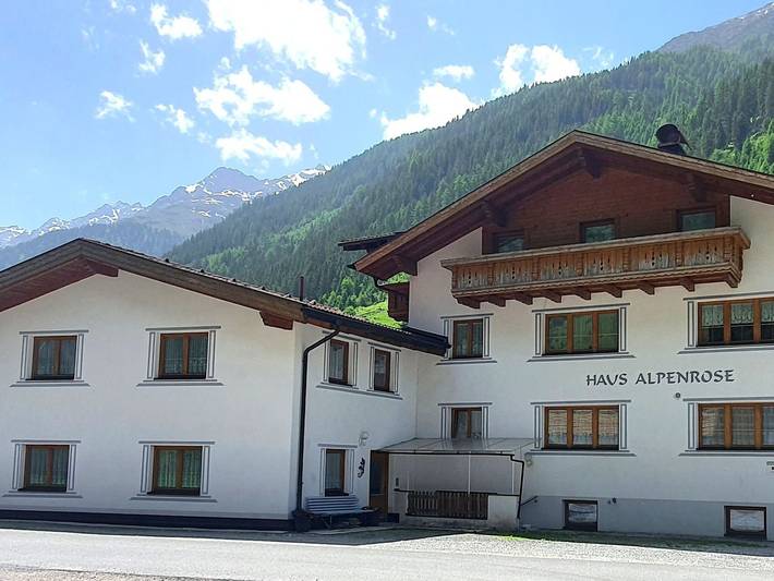 Ferienwohnung für 5 Personen, mit Balkon und Terrasse sowie Garten in Kaunertal