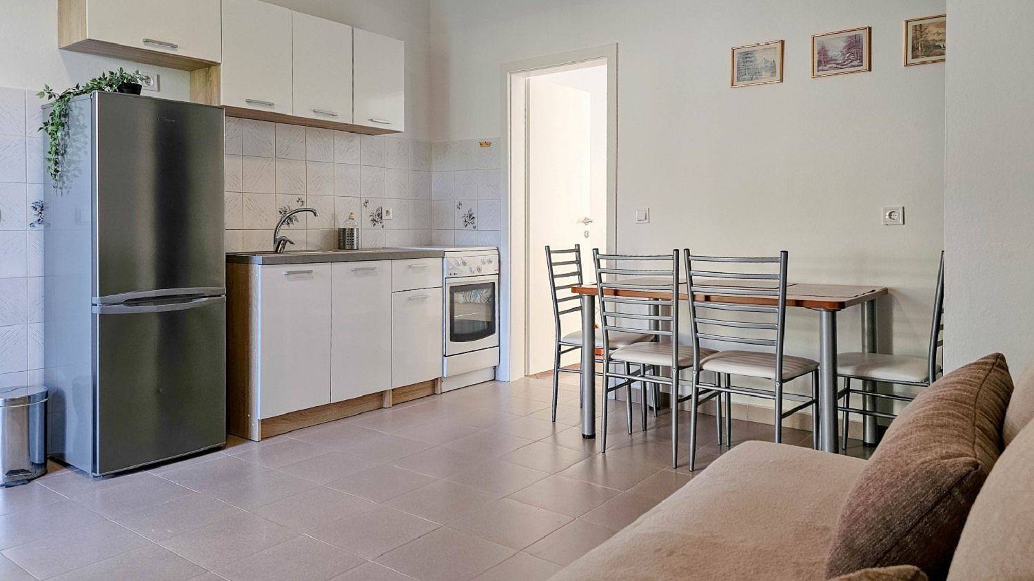 Ganze Wohnung, Malerisches Apartment nur 400 Meter zum Strand mit Terrasse, Grill, Privatparkplatz in Novigrad, Umag und Umgebung