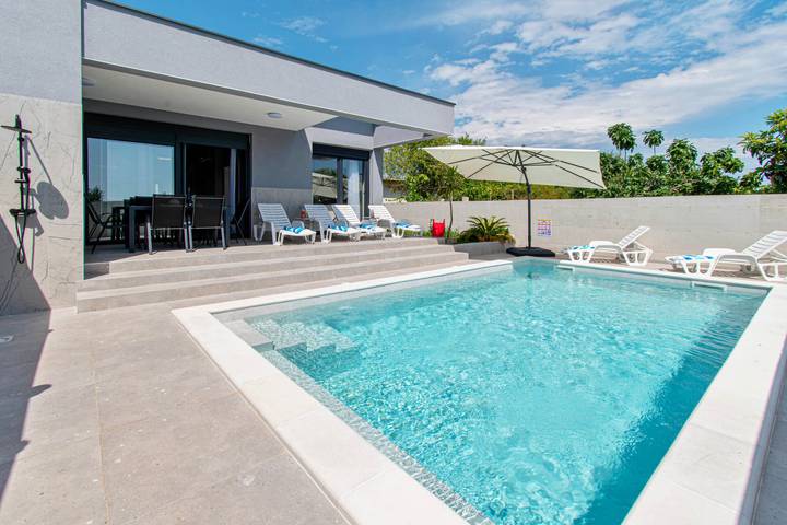 Villa pour 5 personnes, avec piscine ainsi que terrasse et jardin à Loborika - 2