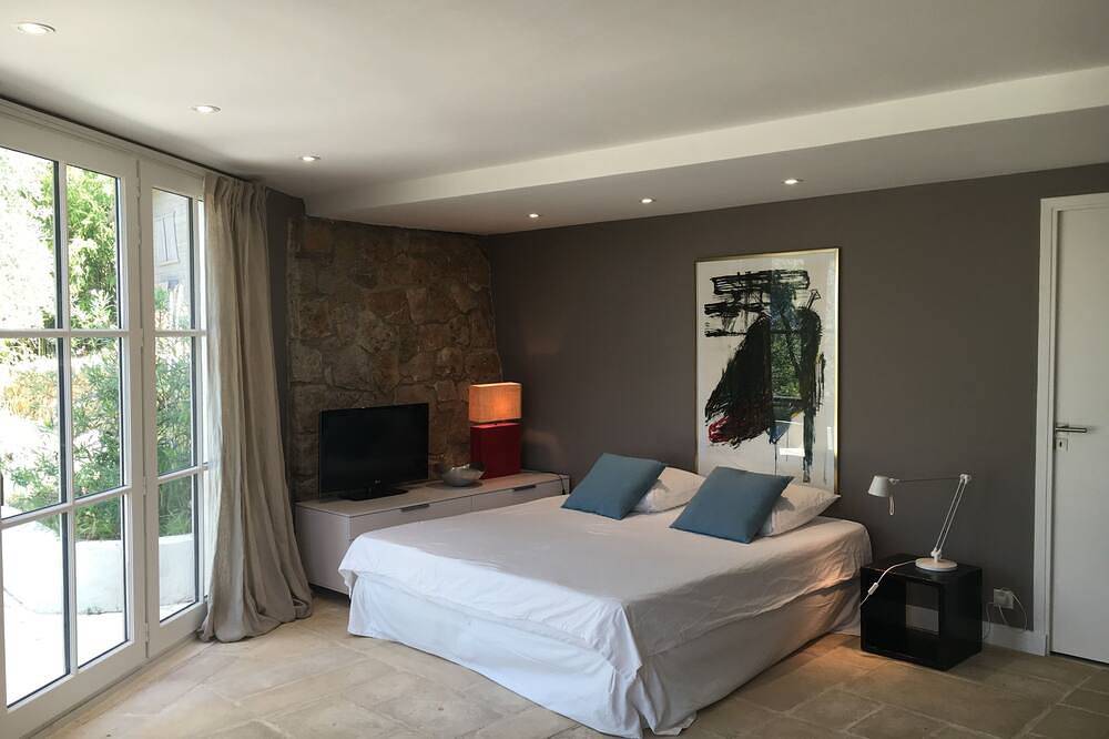 Paisible avec une vue imprenable et une piscine d'eau salée chauffée nr Valbonne et Mougins in Mouans-Sartoux, Côte méditerranéenne (France)