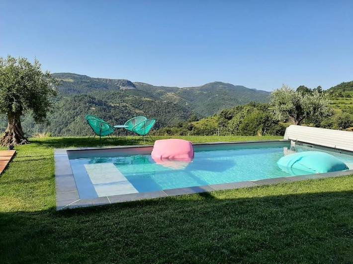 Location de vacances pour 9 personnes, avec Terrasse et Jacuzzi ainsi que Jardin et Piscine à Saint-Étienne-de-Serre