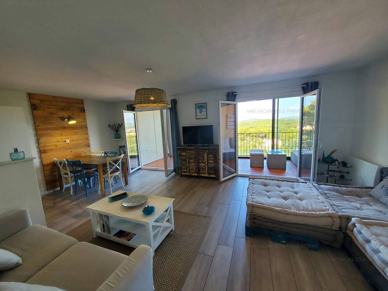 Apartamento vacacional entero, Amplio apartamento, 3 habitaciones, muy buena ropa de cama, residencia con piscina en Pin Rolland in Saint-Mandrier-sur-Mer, Costa mediterránea (Francia)