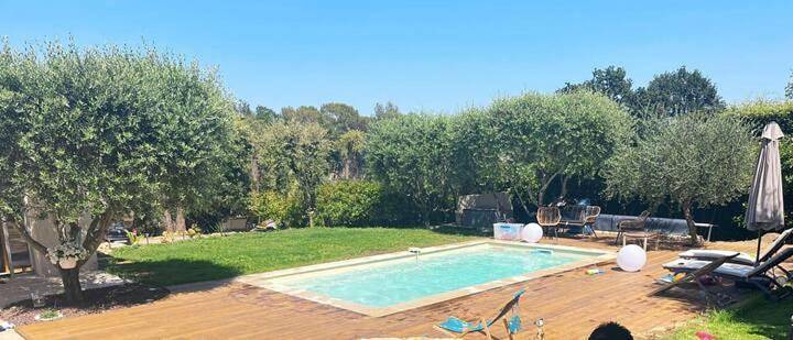 Maison d’hôte pour 4 personnes, avec Terrasse ainsi que Jardin et Piscine à Valbonne