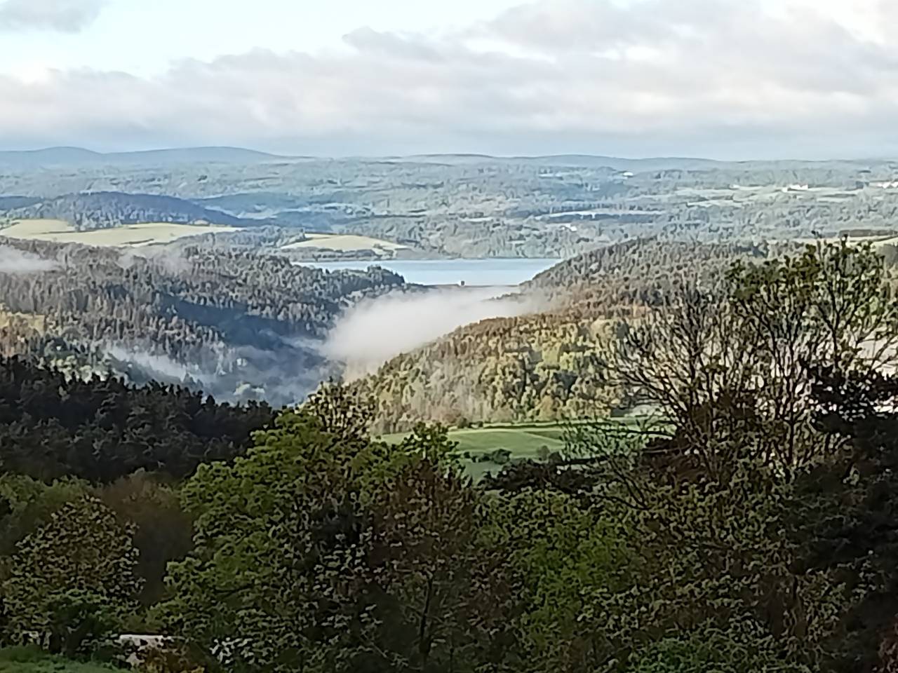 Gîte Les Mésanges – Vue panoramique, terrasse privée, jardin et vue sur le lac in Saint-Étienne-du-Vigan, Haute-Loire