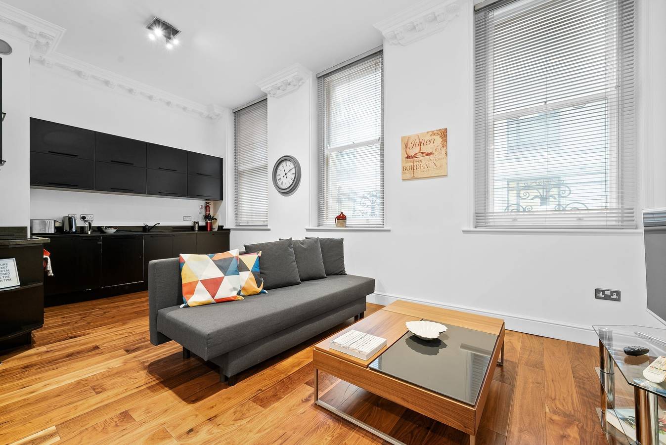 Entire apartment, 2Bg Converted Embassy 1Br sleeps 4 with Air Con in Downtown, London