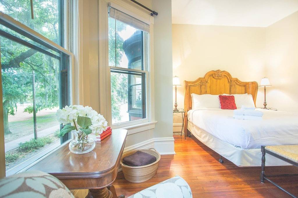 Ganze Wohnung, Bleib bei Lucky Savannah: Gut ausgestattete Reihenhaus mit Blick auf den Forsyth Park in Savannah, Chatham County