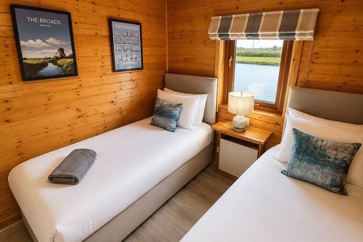 Yare River Lodge Houseboat in Smallburgh, The Broads