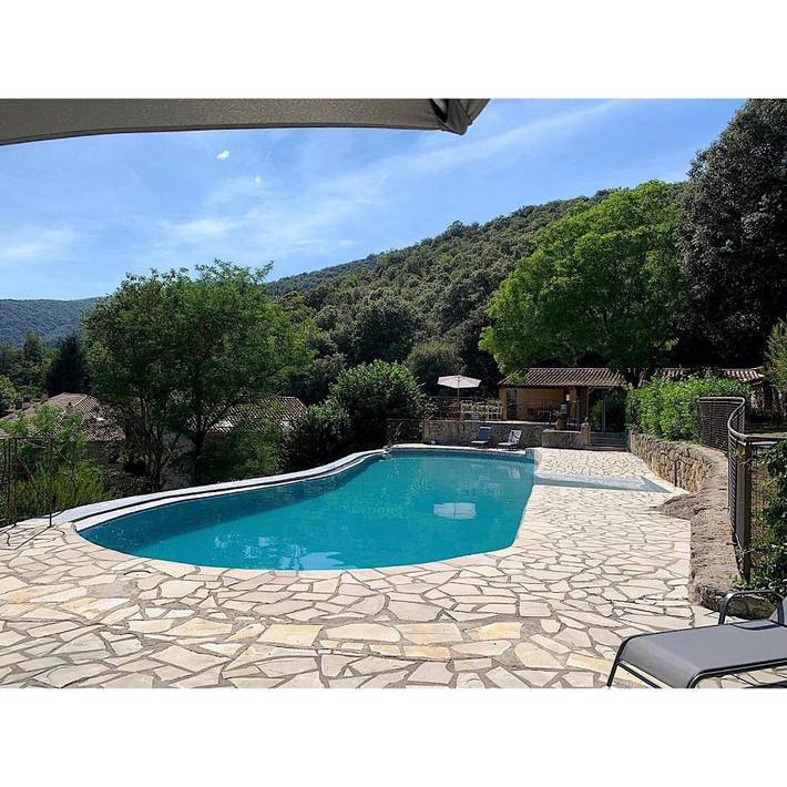 Location de vacances pour 11 personnes, avec jardin ainsi que piscine et sauna à Saint-André-de-Majencoules