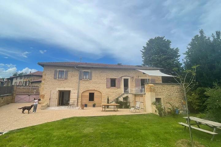 Gîte pour 4 personnes, avec terrasse et jardin à Frontenas