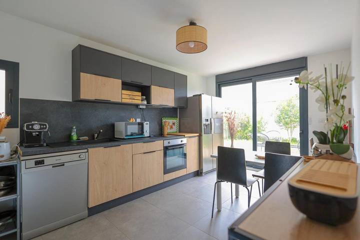Location de vacances pour 6 personnes, avec Balcon ainsi que Terrasse et Jardin à Mions