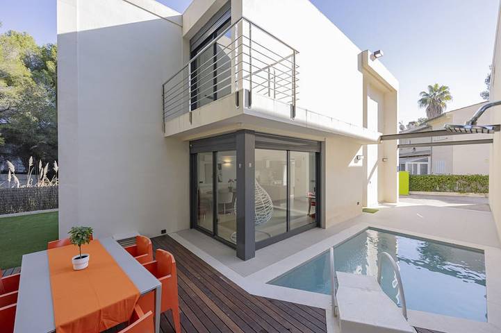 Ferienhaus am Strand für 6 Personen, mit Balkon und Garten sowie Pool in Alcúdia