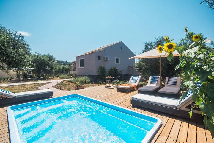 Villa for 6 people, with balcony and lake view as well as yard, with pets in Corfu