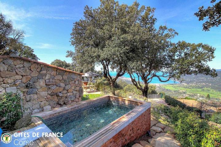 Gîte pour 4 personnes, avec Terrasse ainsi que Jardin et Piscine
