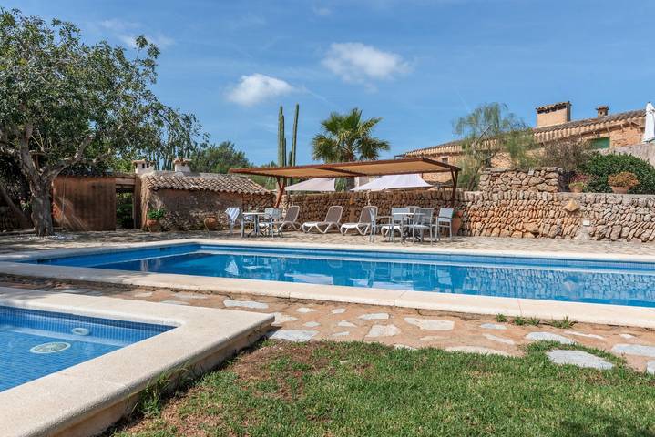 Entire apartment, Beautiful Cottage on a Farm with Wi-Fi, Pool & Large Outdoor Area in Manacor, East Majorca