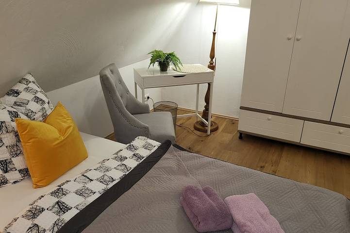 Ganze Wohnung, Geräumige Dg-Wohnung nahe Frankfurt mit 6 Einzelbetten in Babenhausen, Südhessen