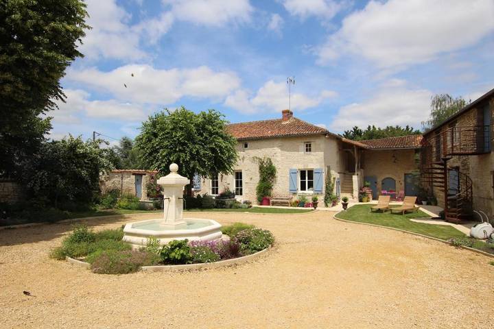 Cottage pour 2 personnes, avec jacuzzi ainsi que jardin et piscine à Pouant
