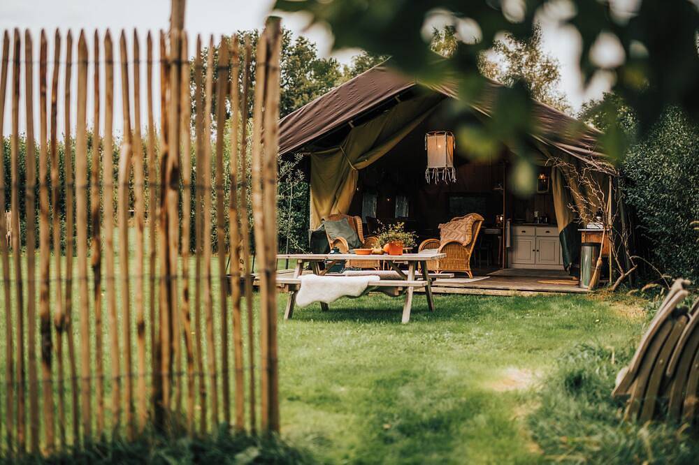 Beautiful luxury furnished tent in the countryside in Bourtanger Moor