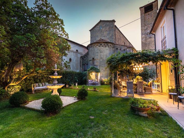 Location de vacances pour 6 personnes, avec jardin ainsi que terrasse et piscine, adapté aux familles à Montecarlo (Toscane)