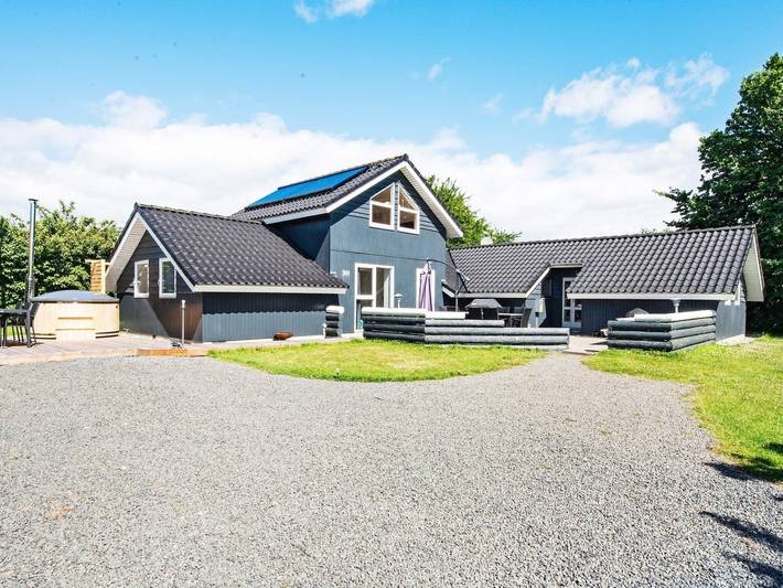 Ferieudlejning for 10 personer, med Jacuzzi og Terrasse såvel som Have og Pool i Pøt Strandby