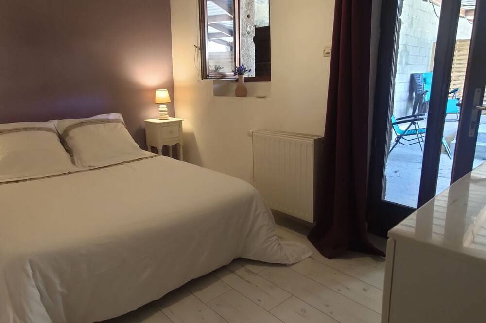 Pretty Breton house close to the beach, 300 m from the Gr34. in Pordic, Côte de Goëlo