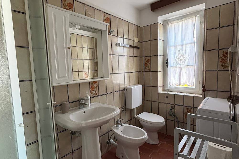 Hel lejlighed, Quiet apartment in front of Corsica in Colle d'Orano, Elba