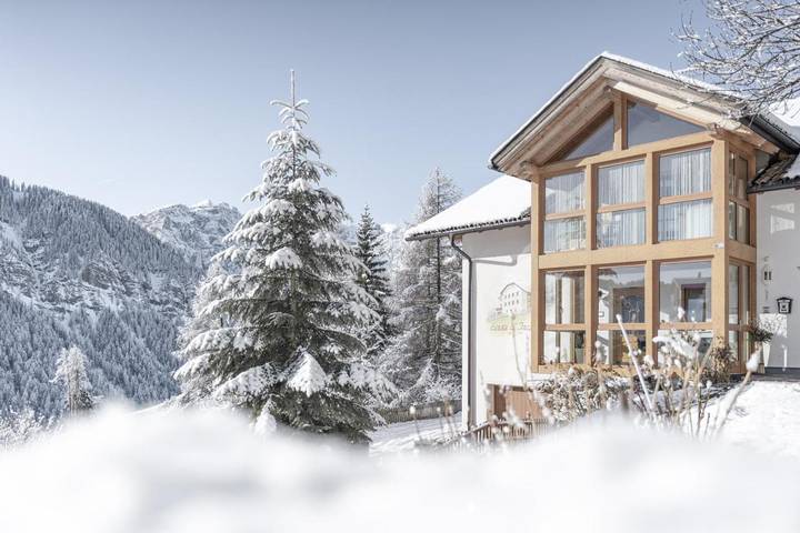 Ferienwohnung für 5 Personen, mit Ausblick und Sauna sowie Garten und Pool