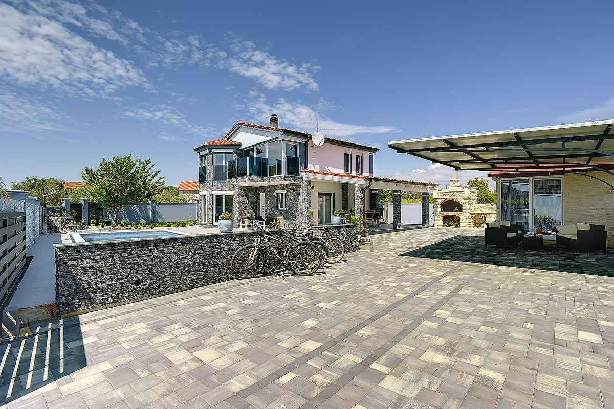 Villa mit Pool, gemütlichen Terrassen und Grill in Fazana, Südküste Istrien
