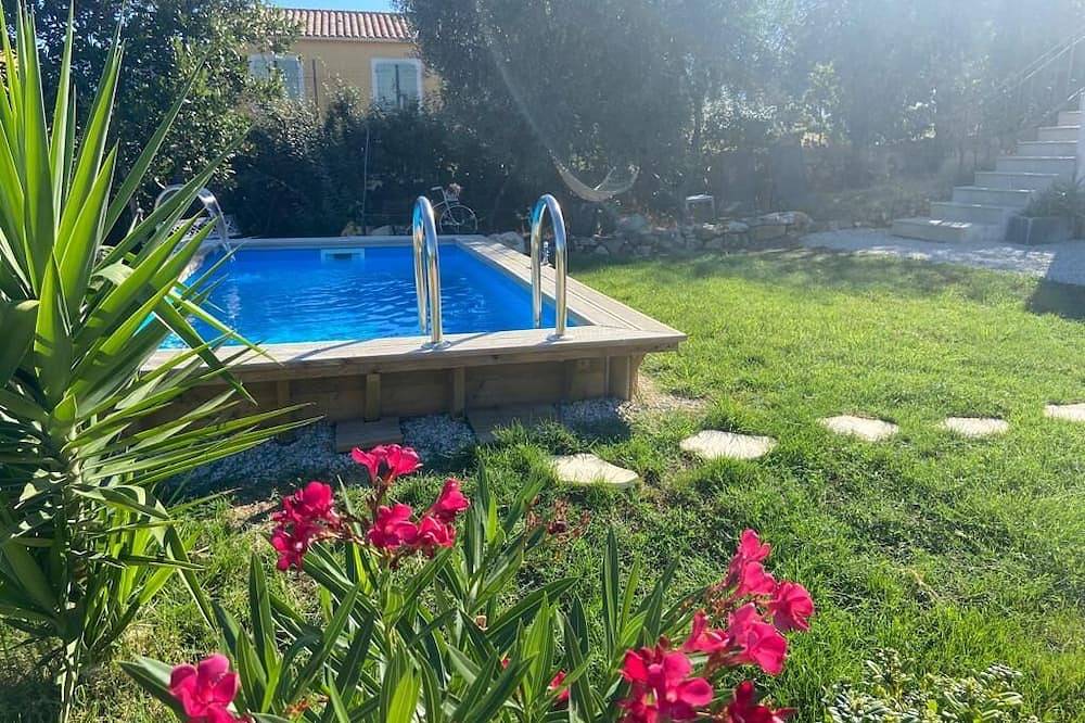 Appartement entier, Chambre-Studio avec jardin & piscine dans village animé à 10mn des plages in Calenzana, Région de Calvi