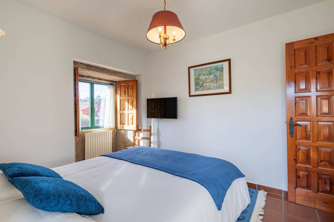 Bed and Breakfast 'Habitación Triple 4' with Mountain View, Shared Pool and Wi-Fi in Tui, Pontevedra Province