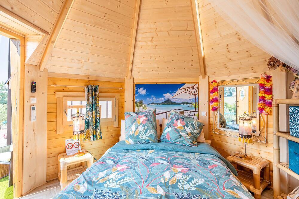Les Philous Gourmands - Guest Room Chalet - Bora Bora - with Private Terrace in Sèvremont, Fontenay-le-Comte